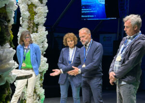 Foto: debat på hovedscenen Thunderdome på Naturmødet i Hirtshals. På billedet ses direktør for Dansk Akvakultur Producent-organisation, René Christensen, i panelet sammen med repræsentanter fra Foreningen for et godt hav- og strandmiljø i As Vig og omegn og forsker Stiig Markager fra Aarhus Universitet.