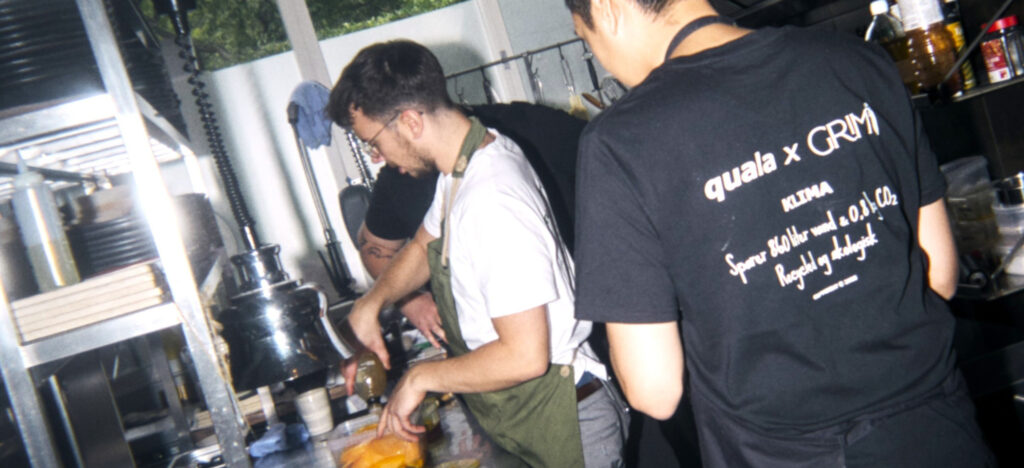 Køkkenet i Restaurant Grim med kok Casper Nielsen i gang.