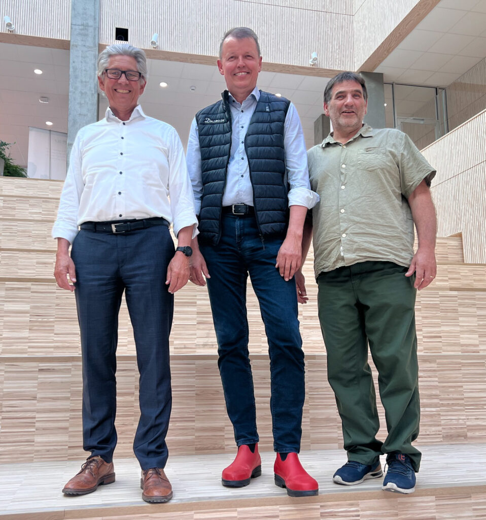 Erik Dalsro Jørgensen, direktør for Land & Fritid, i et par spritnye røde støvler. Flankeret af formand Steffen Andersen (tv) og stifter Felix Stark.